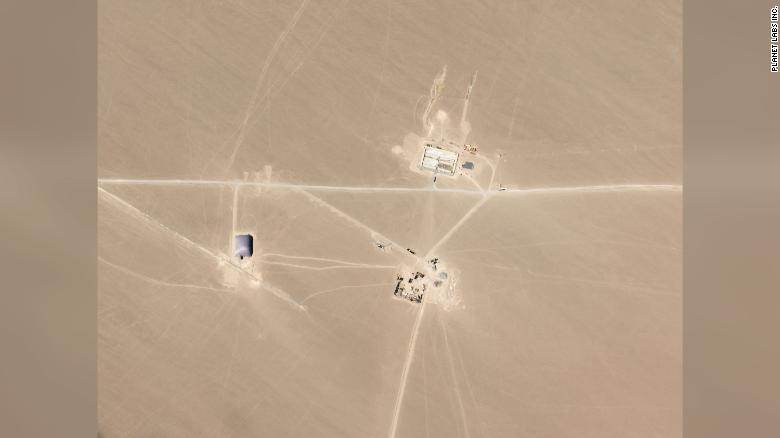 Imagem do satélite do Planet Labs mostra o que os pesquisadores dizem ser silos de mísseis em construção no deserto chinês