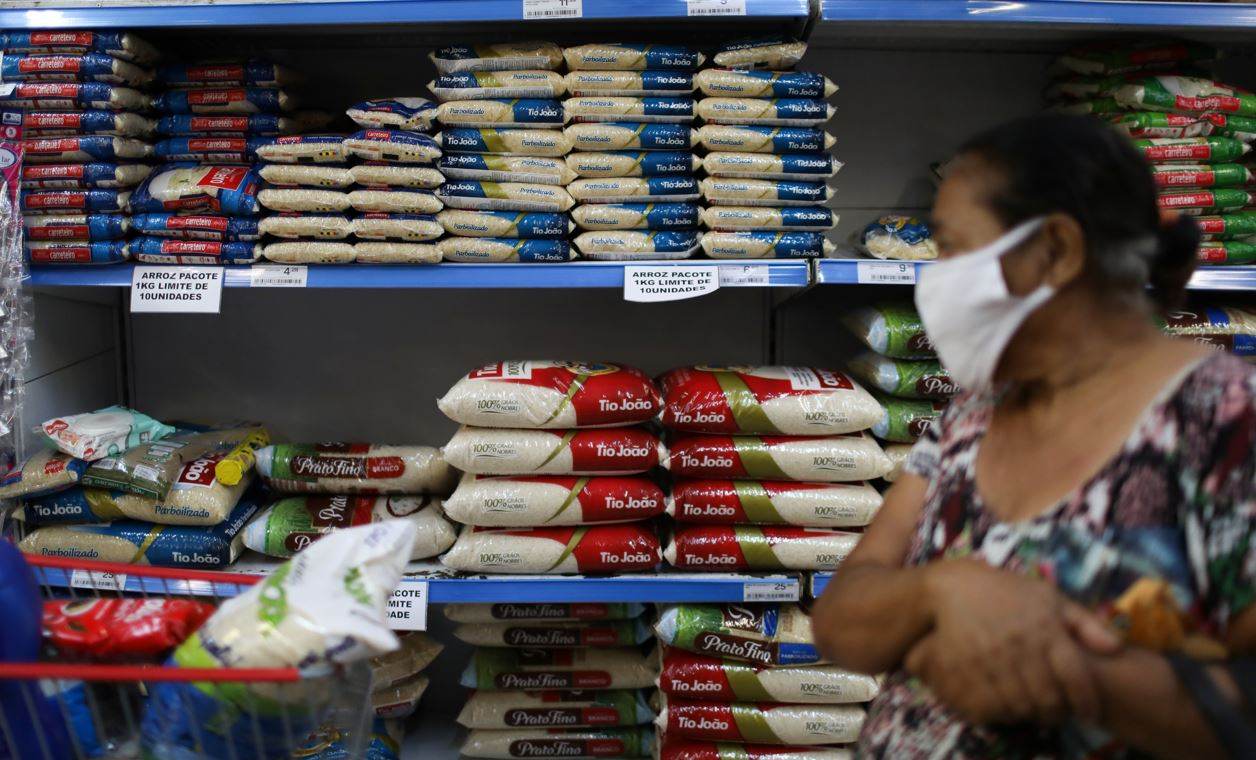 Arroz à venda em supermercado no Rio de Janeiro