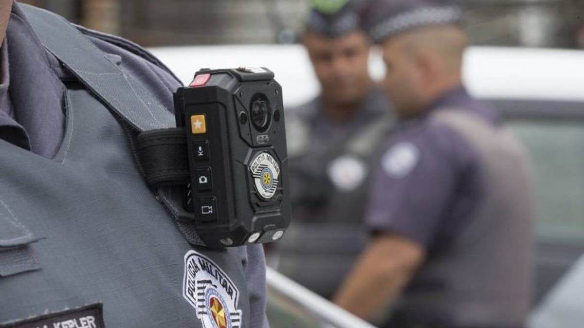 Câmera individual instalada na farda de policial da Polícia Militar de SP
