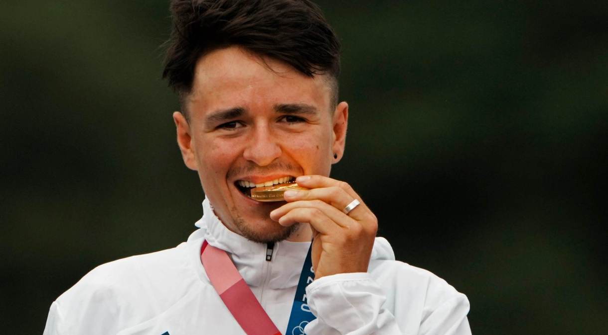 Thomas Pidcock morde sua medalha de ouro depois de vencer no cross-country masculino