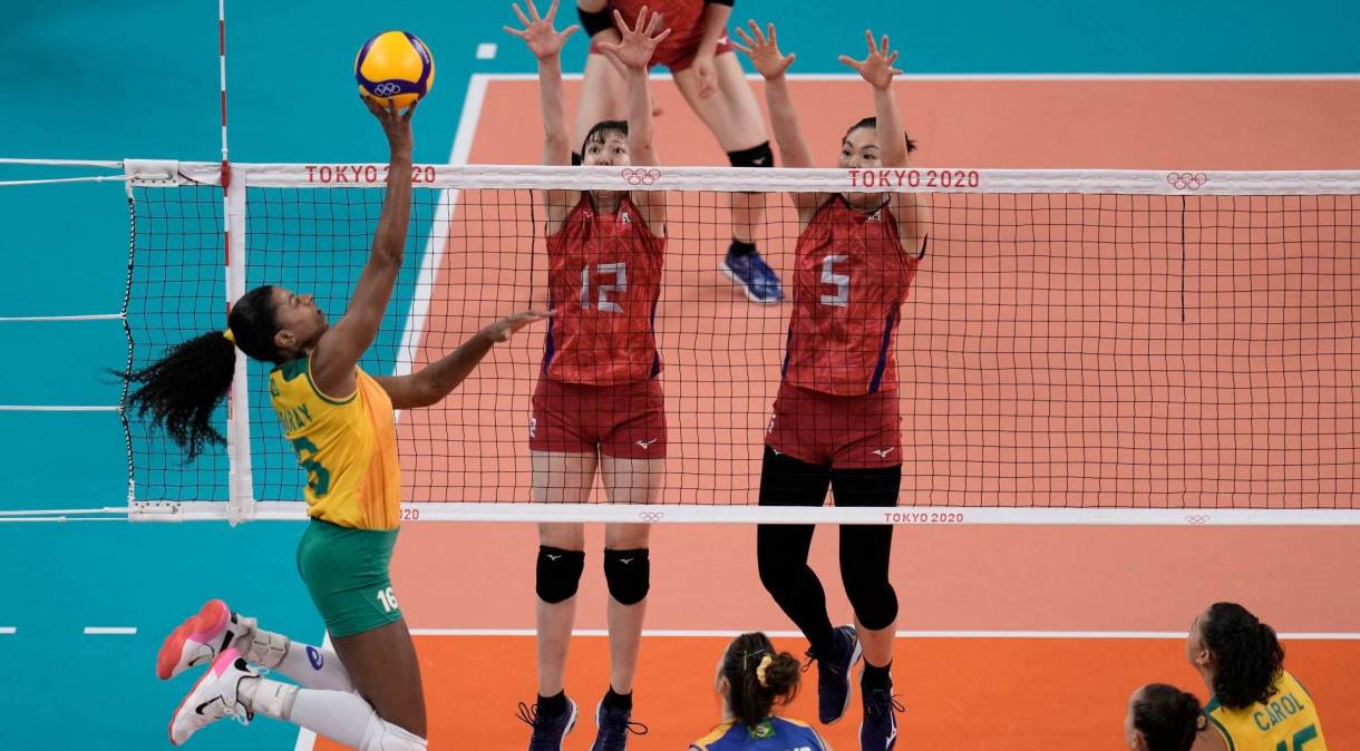 Fernanda Garay tenta superar bloqueio do Japão na terceira partida da seleção feminina de vôlei em Tóquio