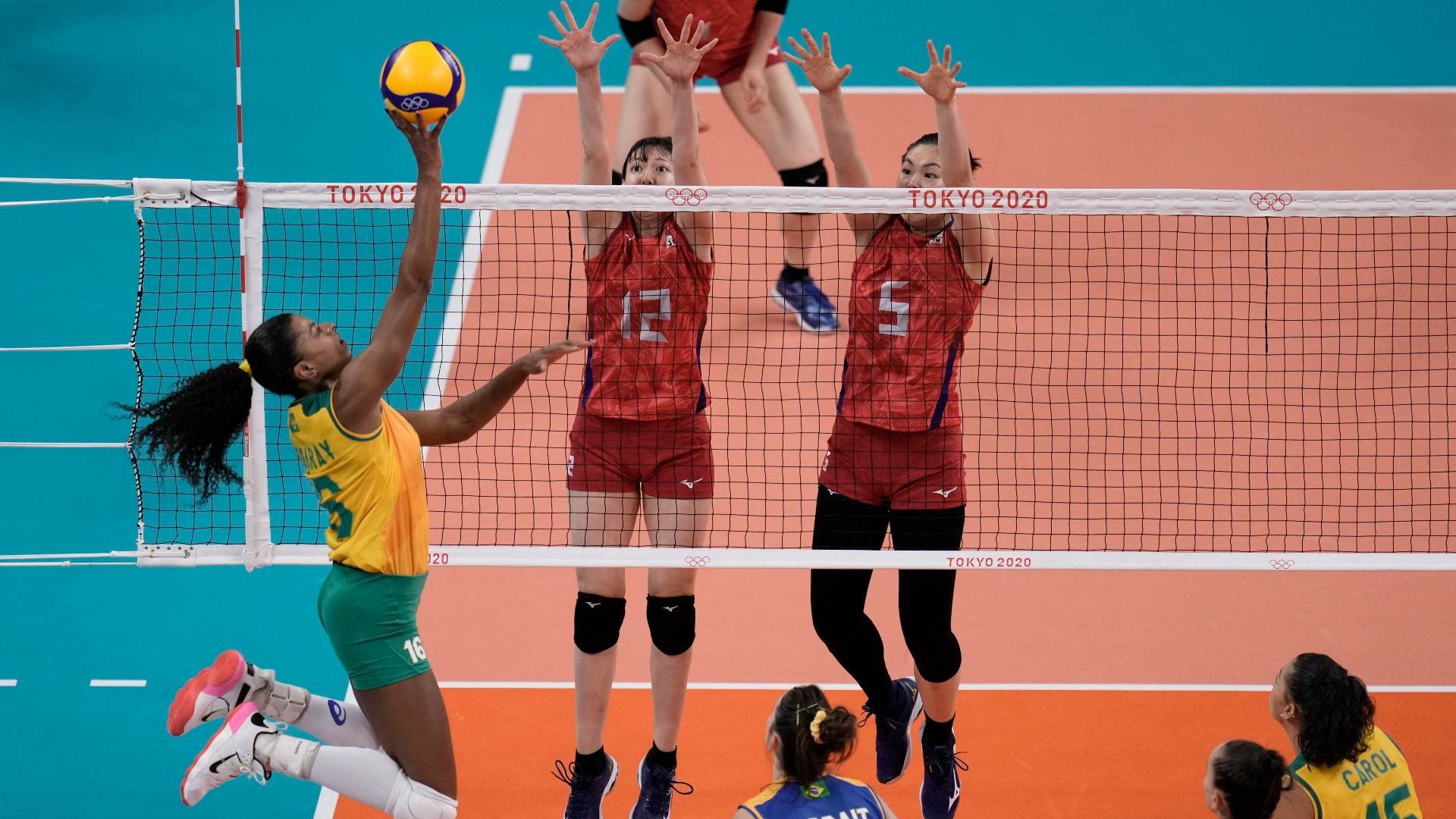 Fernanda Garay tenta superar bloqueio do Japão na 3ª partida do vôlei feminino