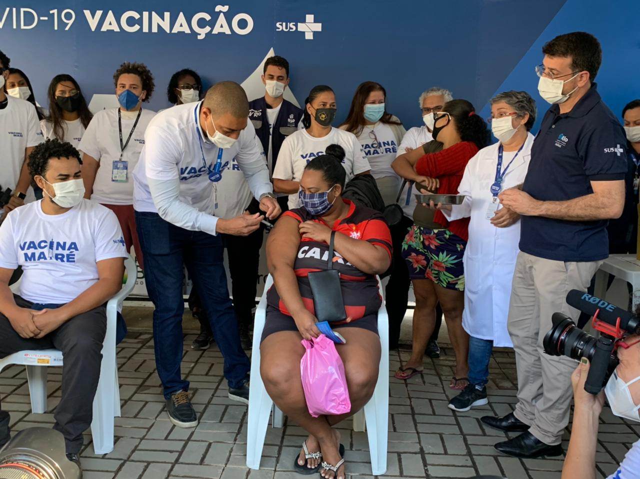 Mulher sendo vacinada na campanha contra a Covid no Complexo da Maré (RJ)