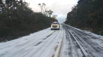 Temperaturas negativas causam queda de neve nas serras gaúcha e catarinense e fortes geadas no centro-sul do país 