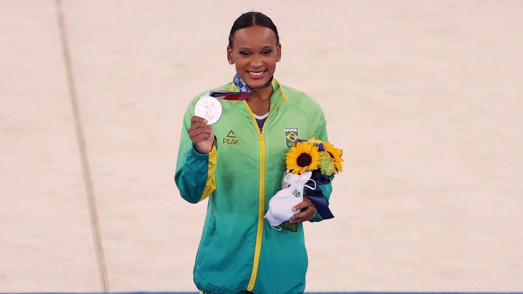 Rebeca Andrade com a medalha de prata conquistada na ginástica artística