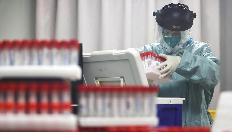 Um trabalhador médico analisa amostras de residentes locais a serem testadas para Covid-19 em um laboratório em Nanjing, China, em 24 de julho.