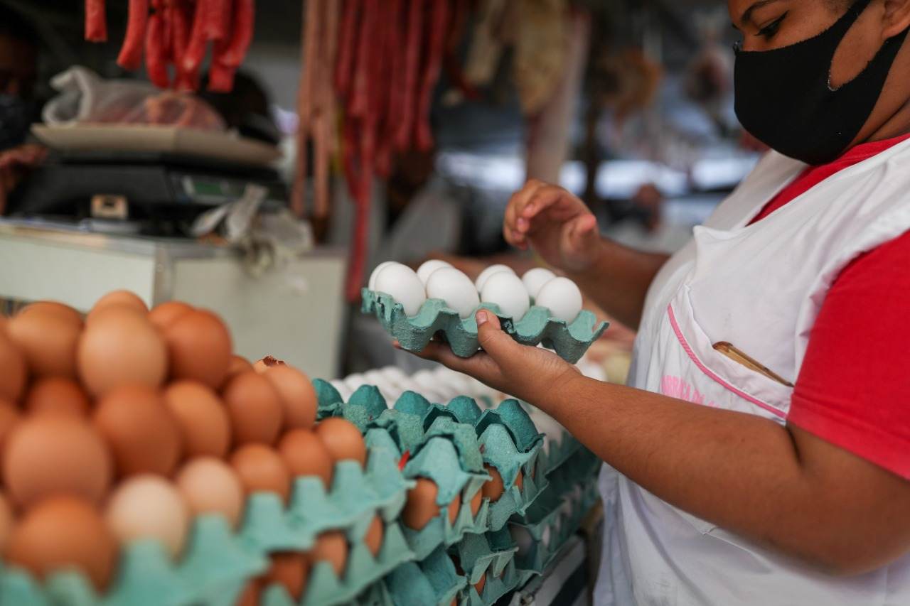 Vendedora segura ovos em um mercado de rua no Rio de Janeiro, Brasil 08/07/2021 