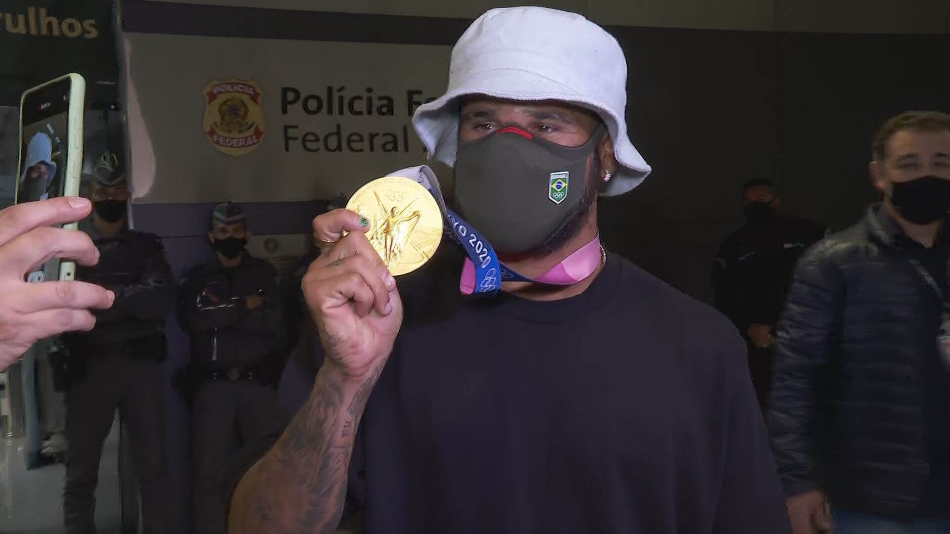 Campeão olímpico do surfe, Ítalo Ferreira chega ao Brasil após a vitória nas Oli