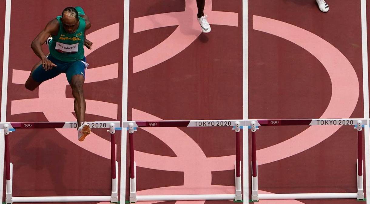 Alisson dos Santos nas eliminatórias dos 400m com barreiras