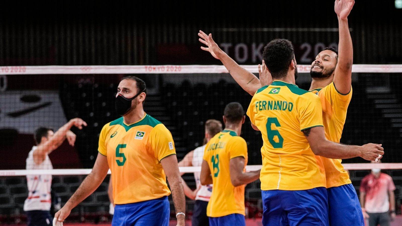 Jogadores da seleção brasileira de vôlei comemoram um ponto