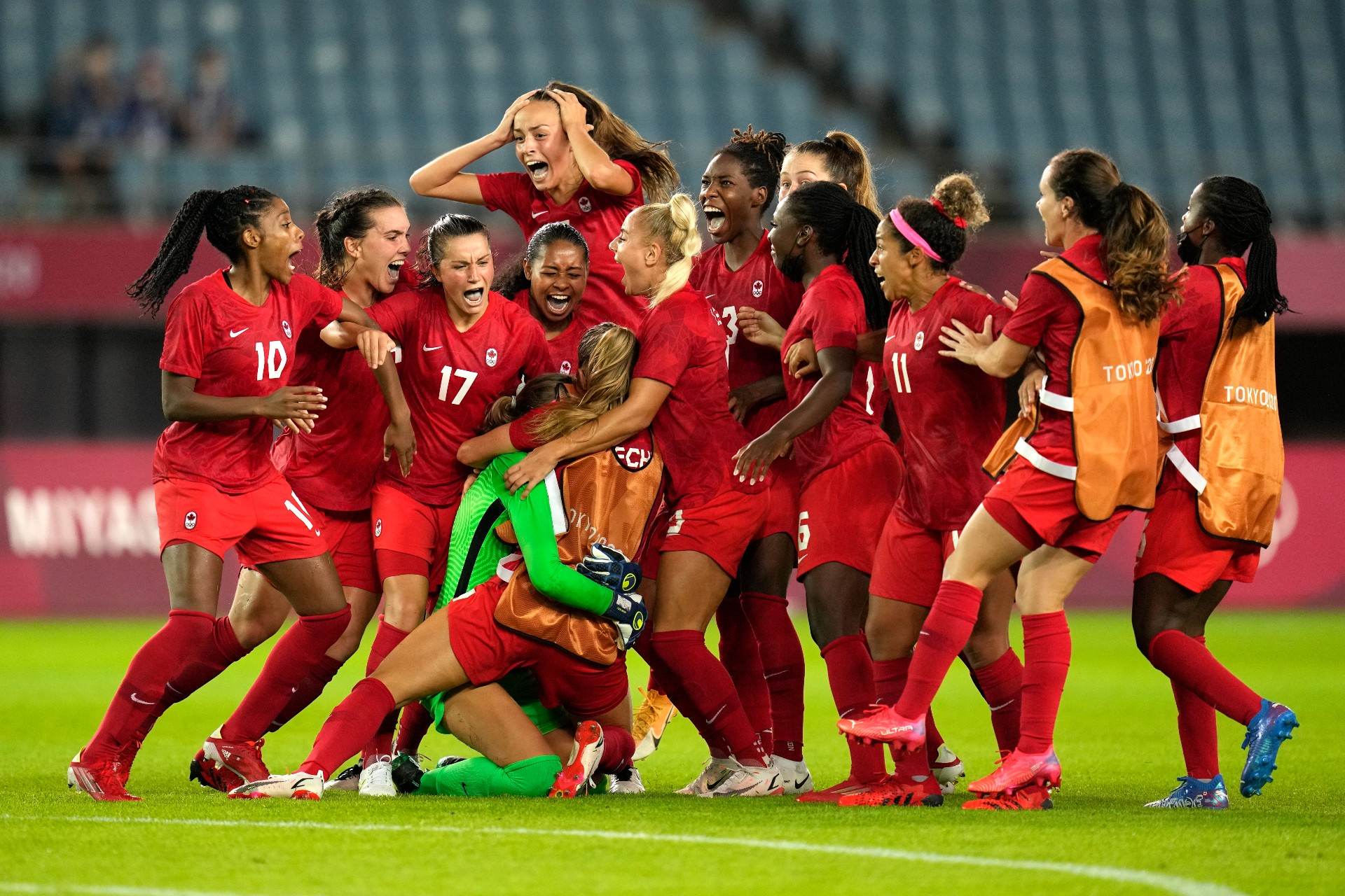 Jogadoras do Canadá abraçam goleira Labbe, heroína no futebol feminino