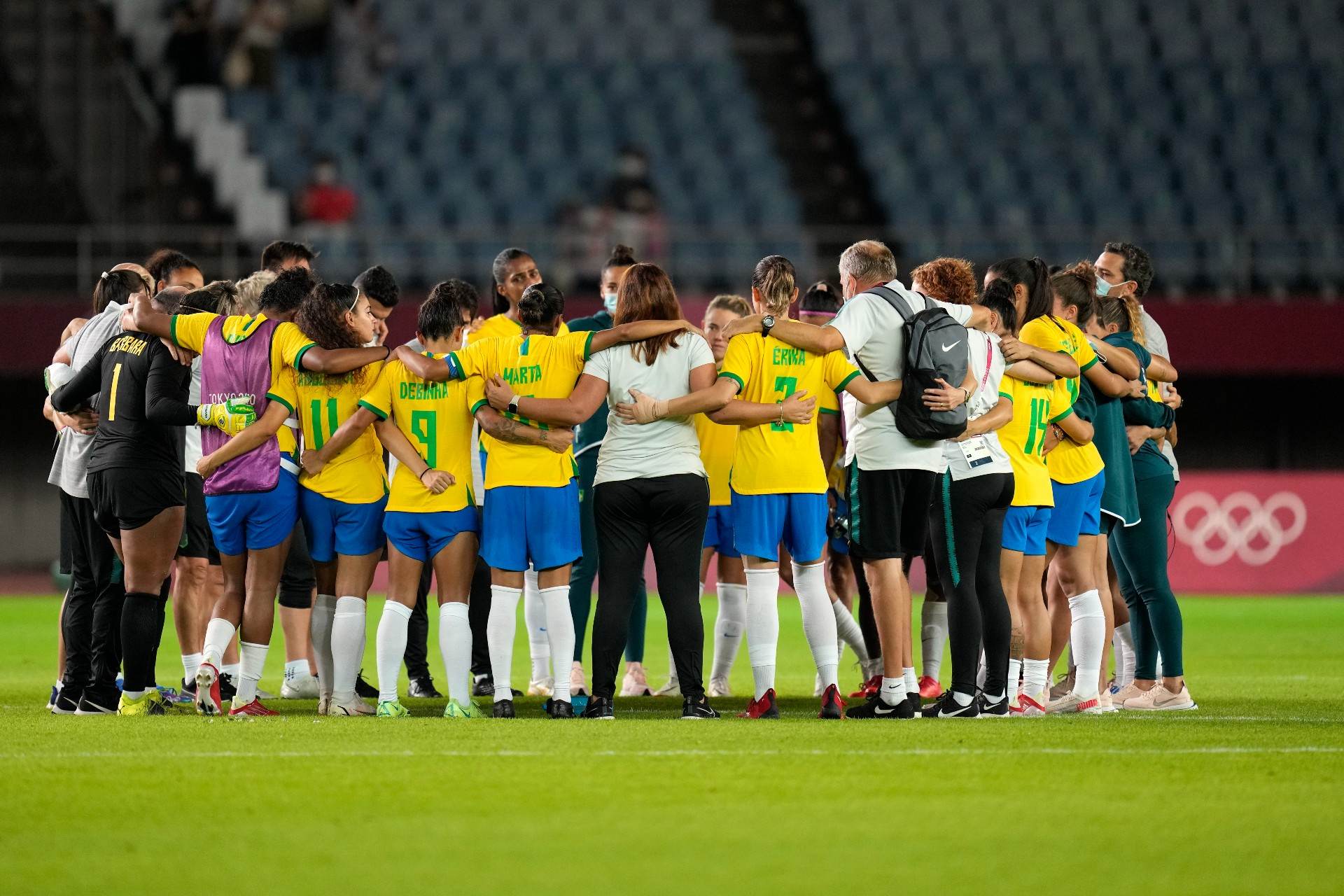 Jogadoras do Brasil conversam em campo após eliminação nos Jogos para o Canadá