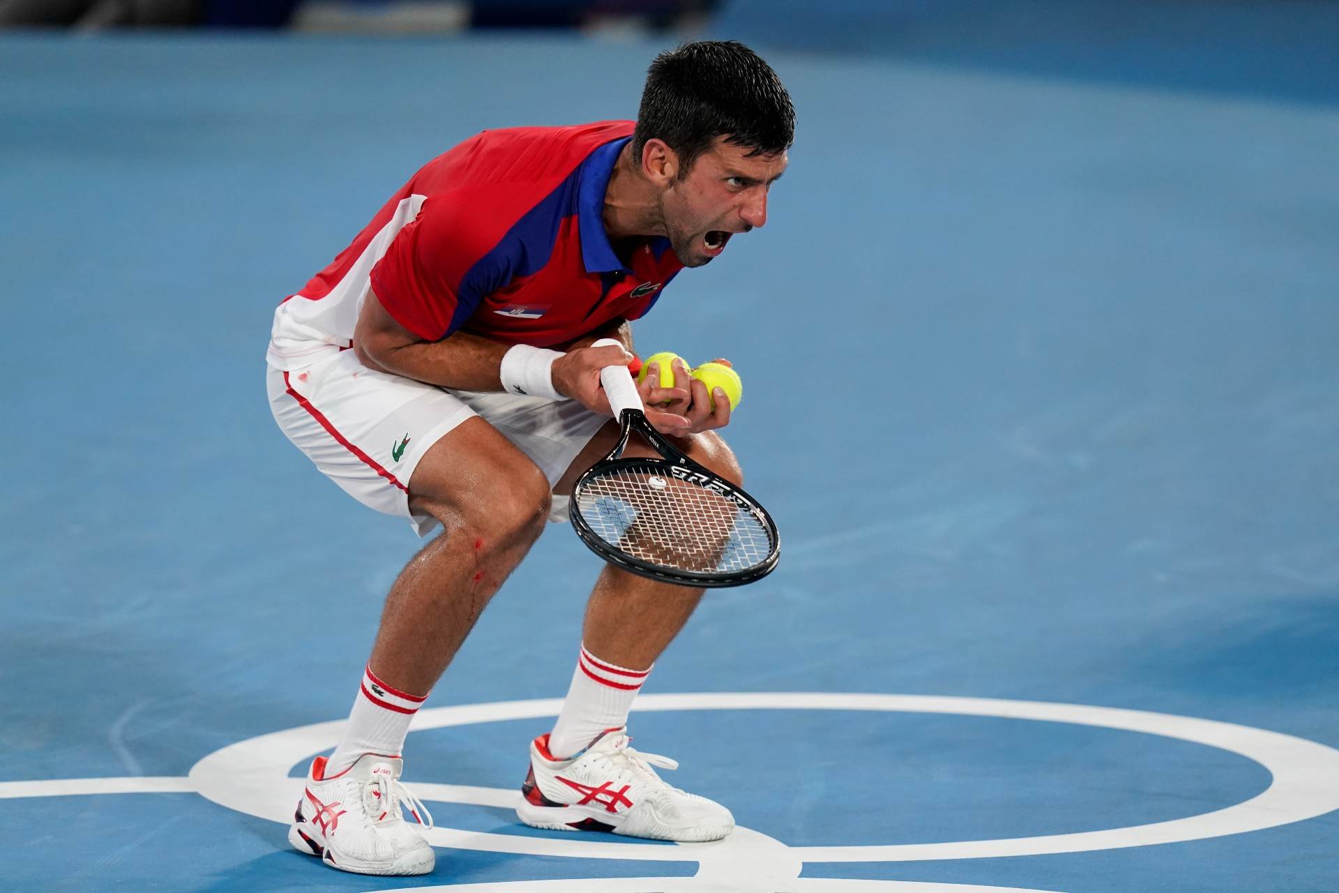 Djokovic se irrita ao errar lance contra Alexander Zverev em semifinal em Tóquio
