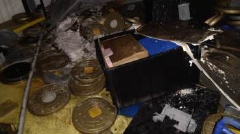 Espaço para arquivos tem cerca de quatro toneladas de documentos; imagens mostram rolos de filmes danificados pelo fogo e espalhados no chão 
