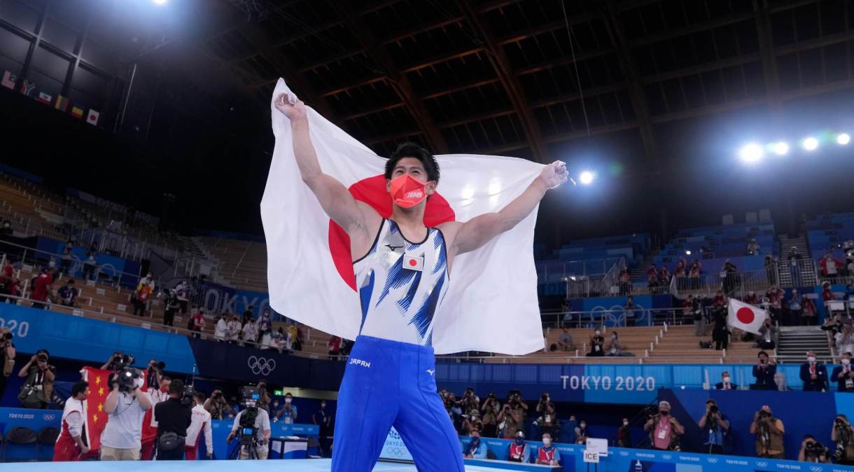 Japonês Daiki Hashimoto celebra conquista da medalha de ouro na ginástica