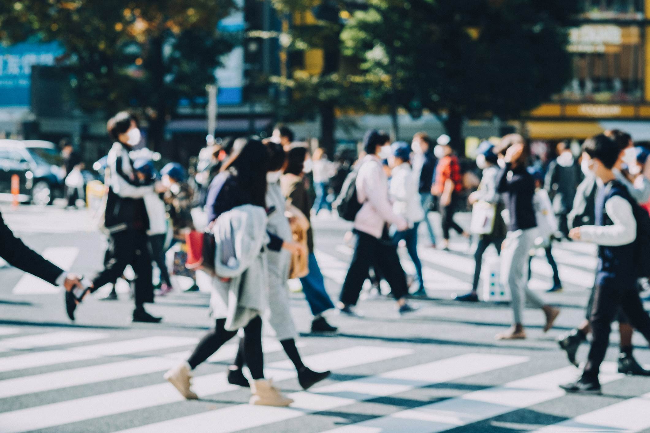 Pessoas de máscara na rua no Japão