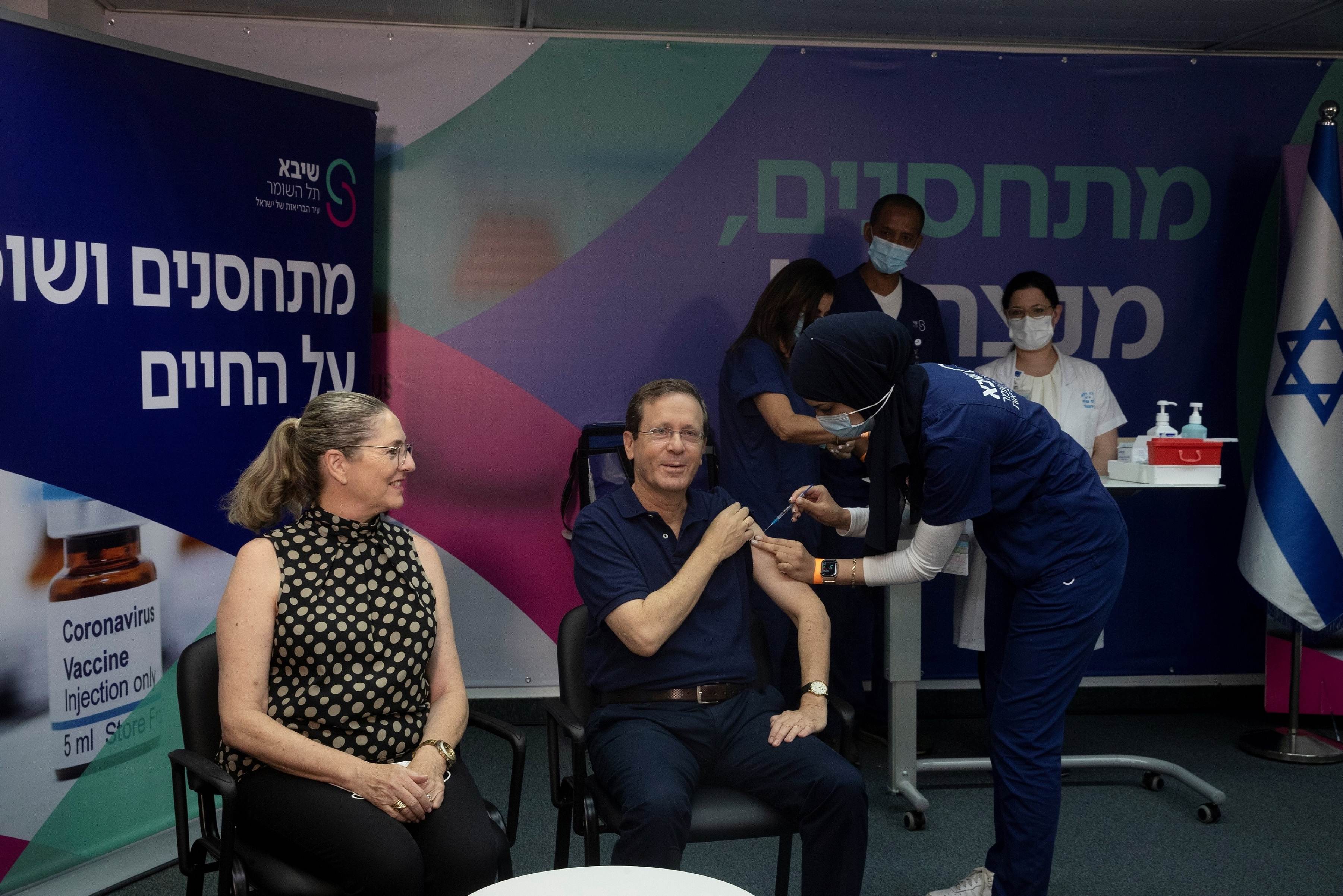 Presidente de Israel, Isaac Herzog, recebe 3ª dose de vacina contra Covid-19