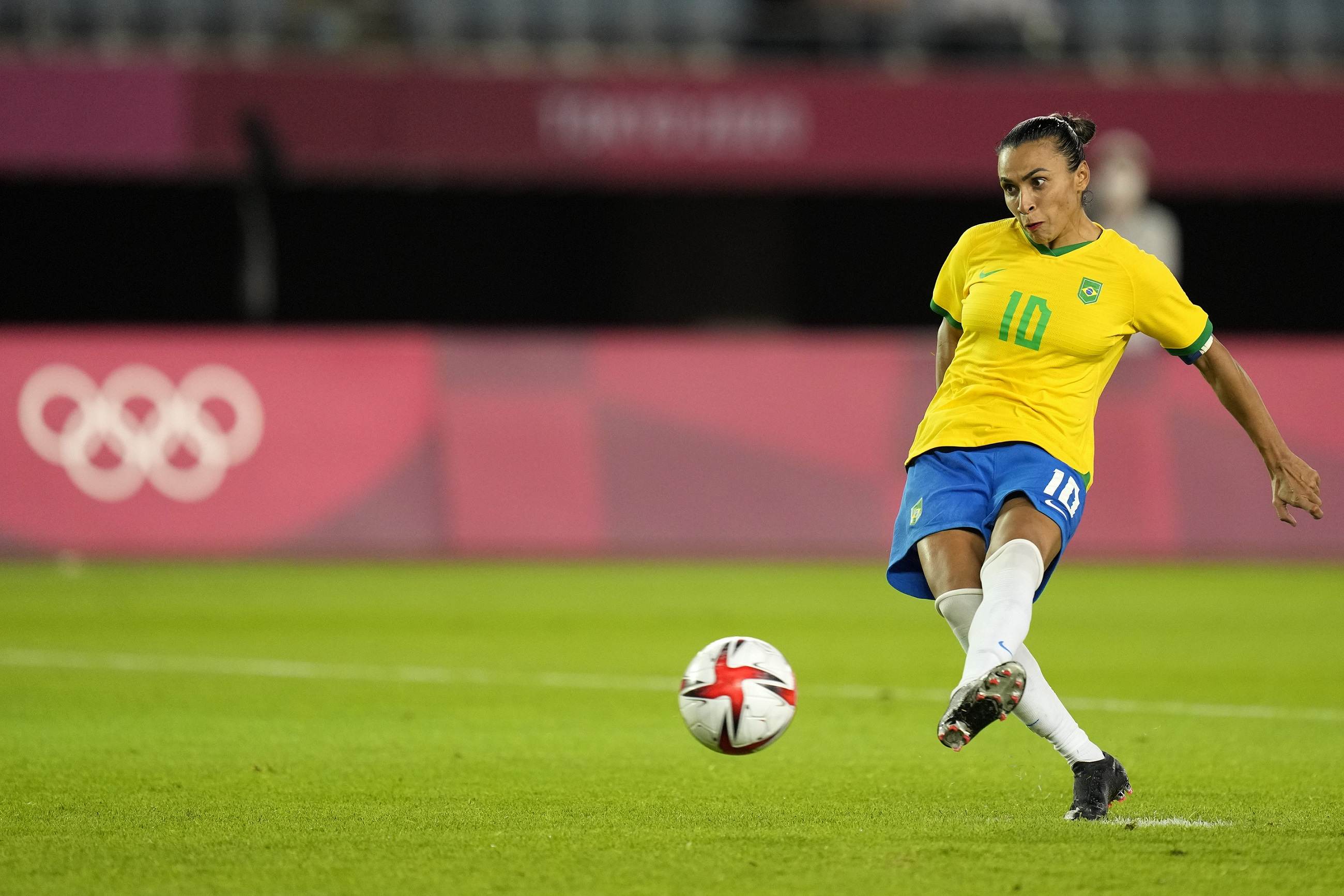 Marta bate pênalti contra o Canadá pelas quartas do futebol das Olimpíadas 2020
