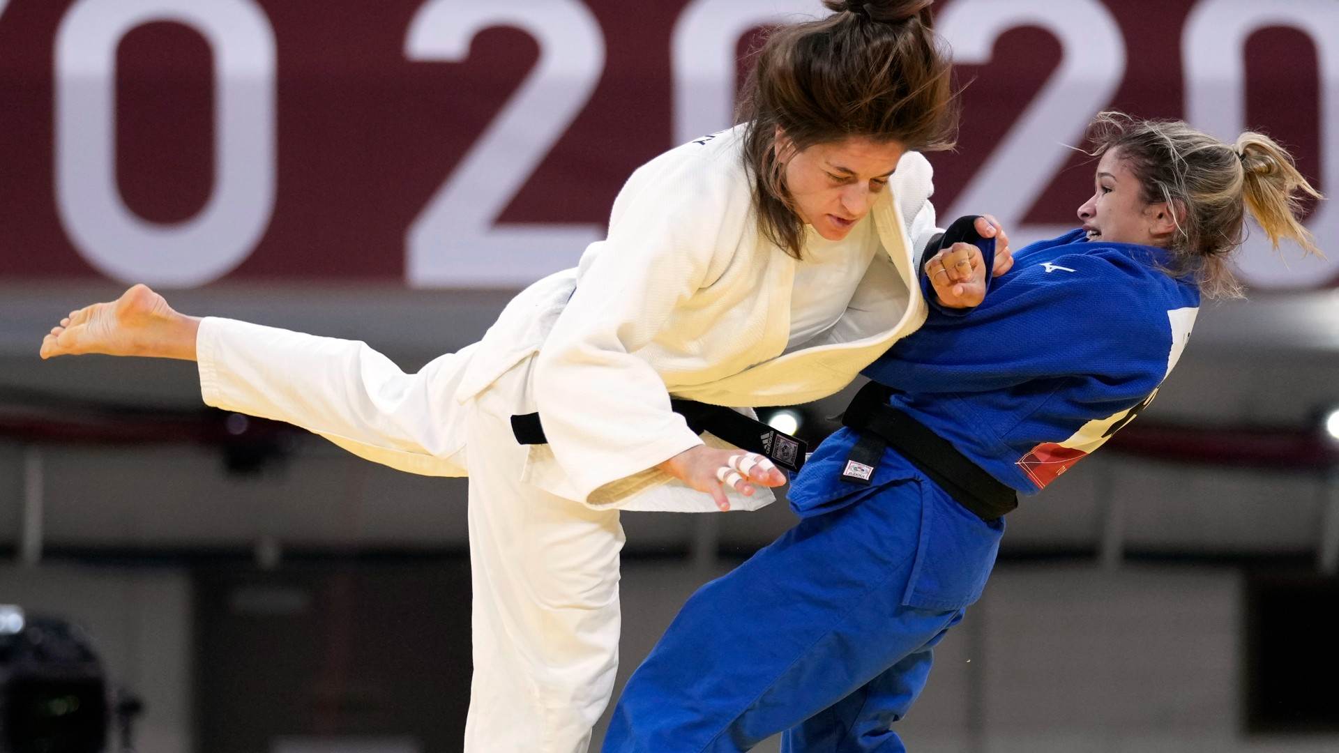 Larissa Pimenta (de azul) na disputa por equipes do judô nas Olimpíadas