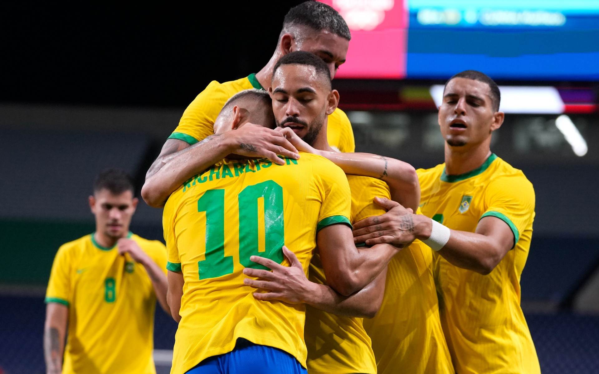 Jogadores do Brasil comemoram gol contra Egito nas quartas de final do futebol