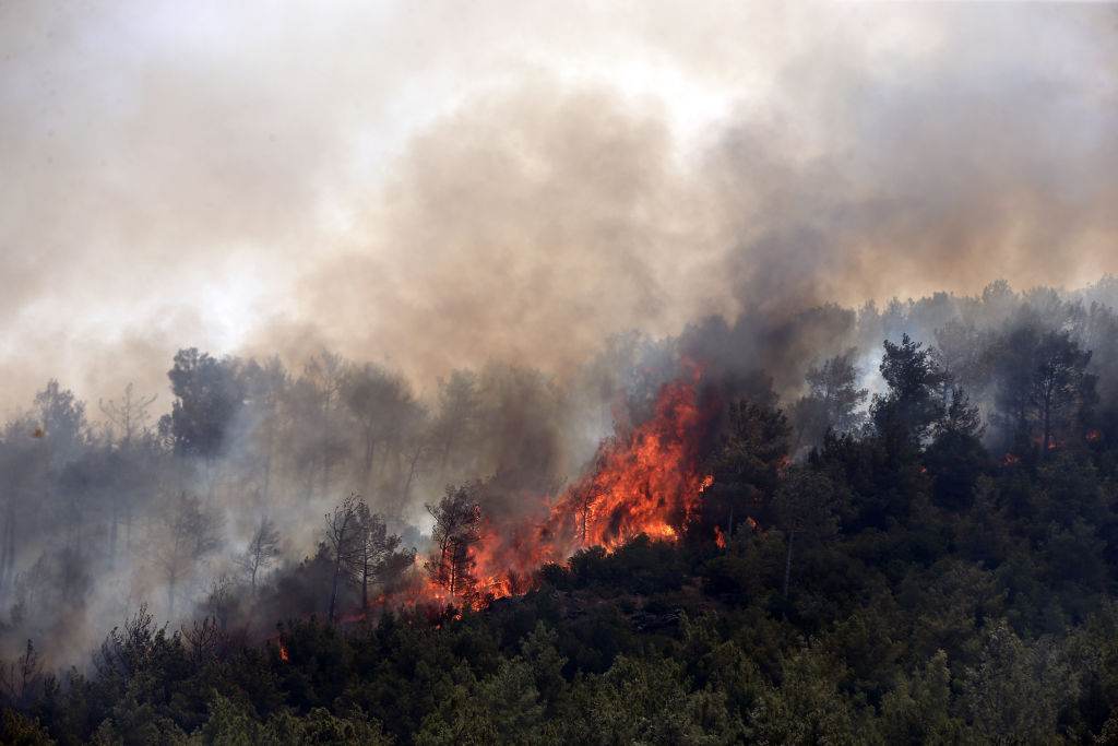 Chamas e fumaça aumentam após incêndio florestal no distrito de Silifke, em Mer