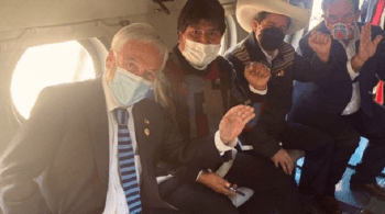 Vídeo gravado no interior da aeronave mostra conversa entre presidente chileno e seu homólogo peruano; chanceler Andrés Allamand também esteve no voo