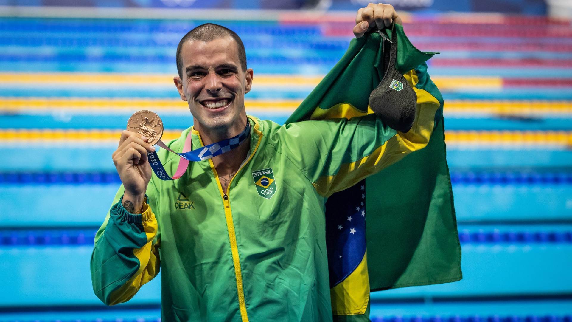 Brasileiro posa com a medalha de bronze conquistada nas Olimpíadas de Tóquio