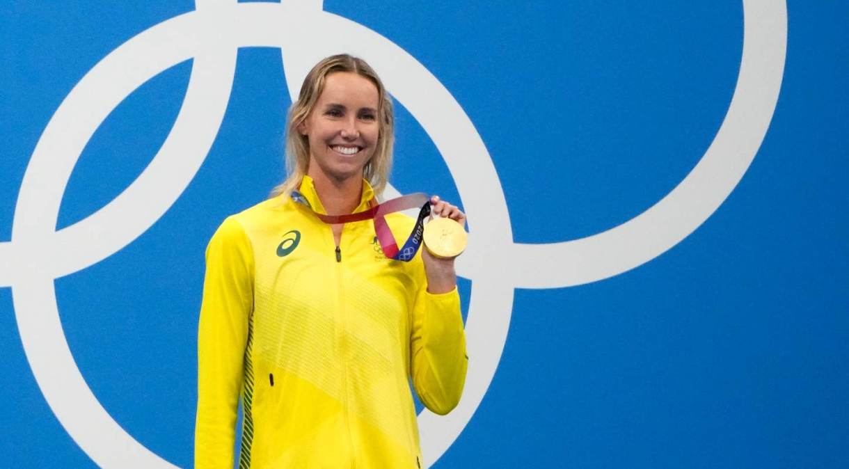 Emma McKeon, nadadora da Austrália, com um de seus ouros em Tóquio