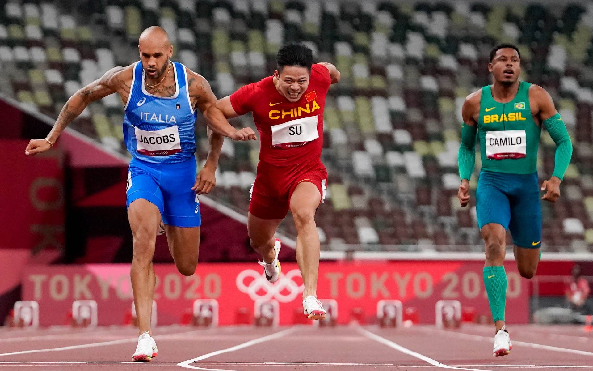 Chinês Su Bingtian (C) fez melhor tempo nas semisfinais dos 100m