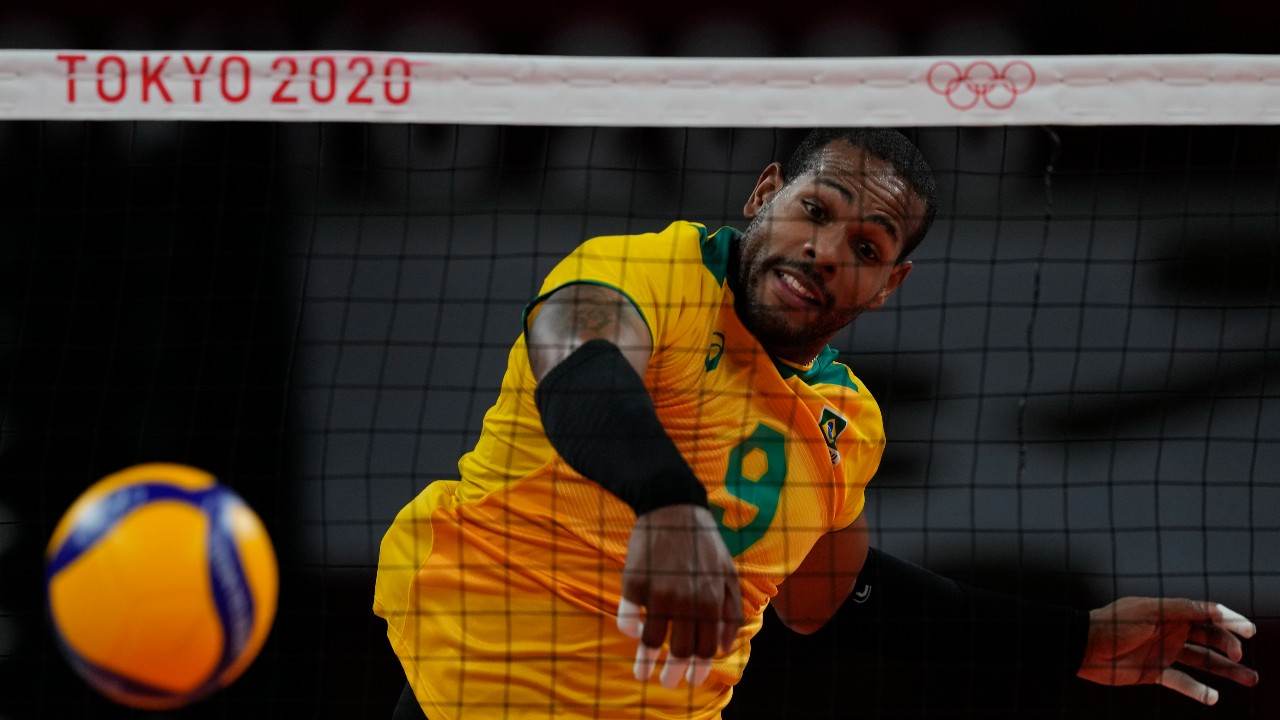 Jogador Leal, da seleção brasileira, dá uma cortada em jogo das Olimpíadas