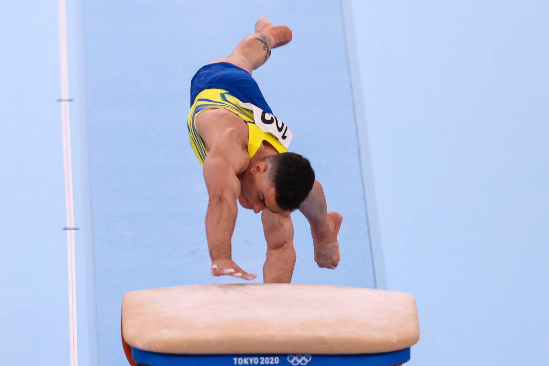 Caio Souza em um de seus saltos na final masculina do aparelho nas Olimpíadas