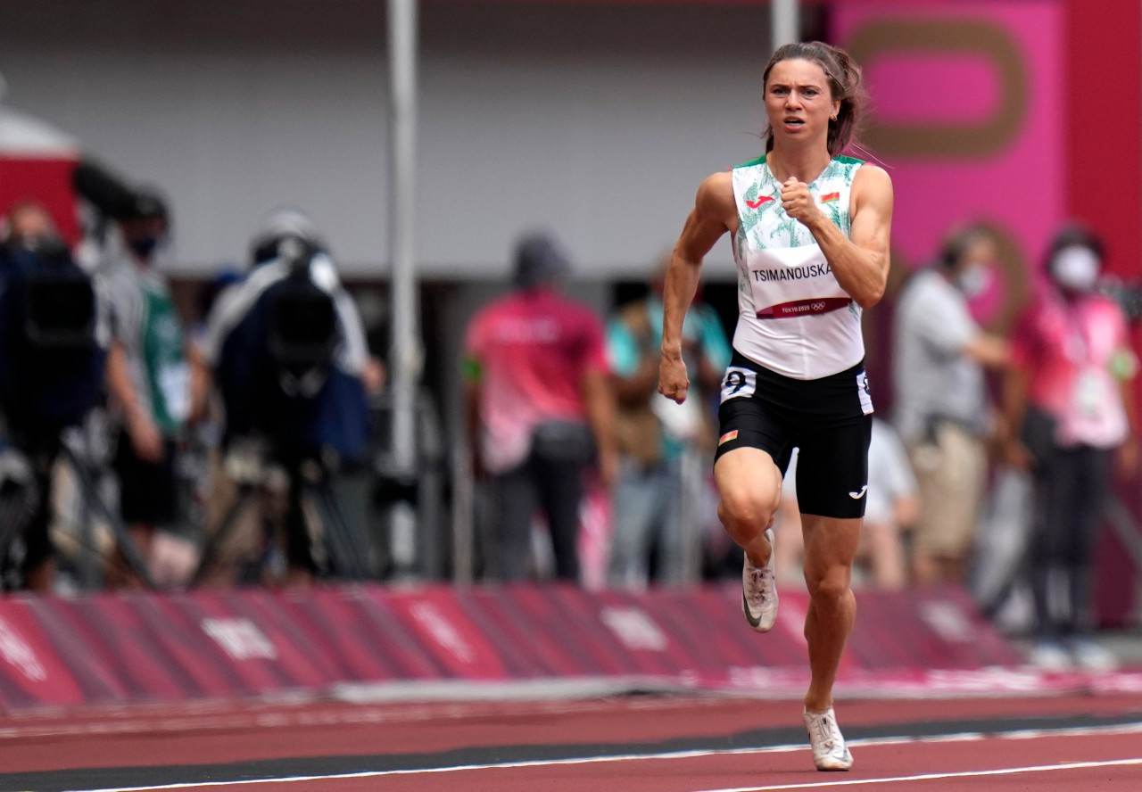 A velocista de Belarus Krytsina Tsimanouskaya corre na raia olímpica