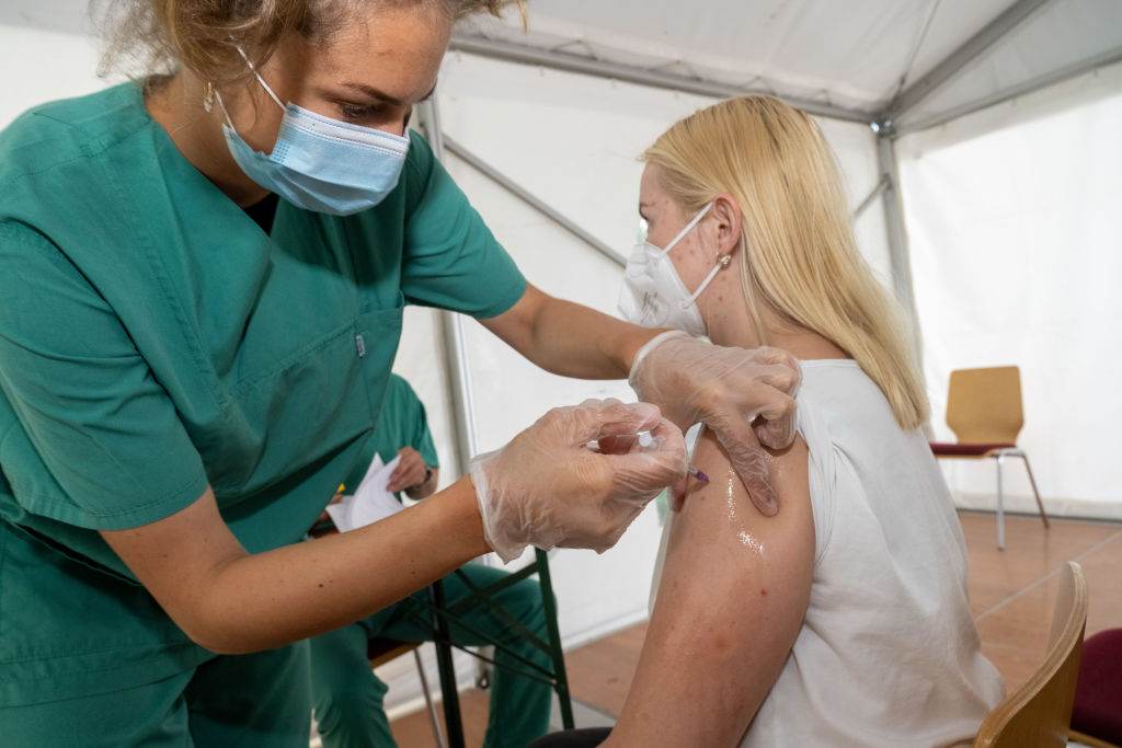 Mulher é vacinada em centro na Alemanha