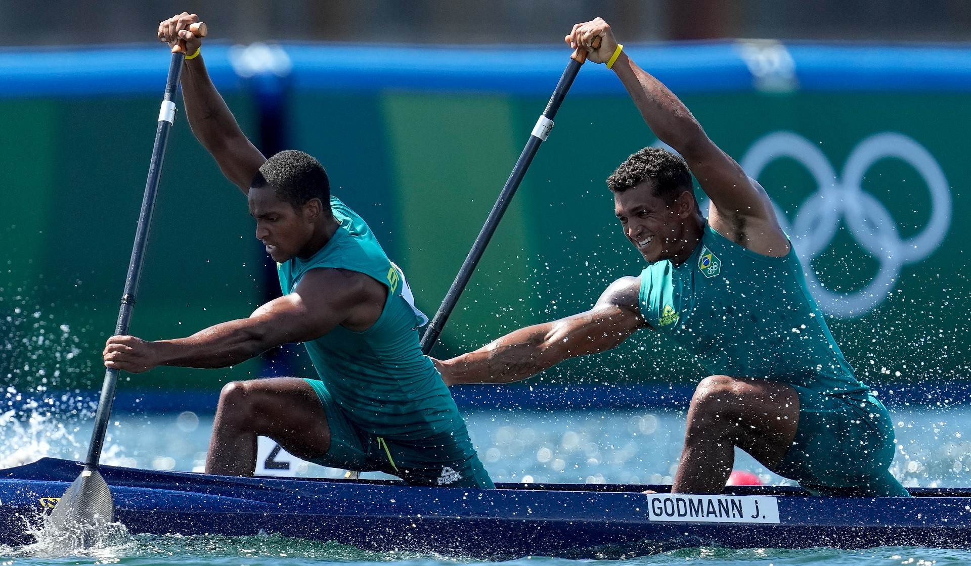 Jacky Godmann e Isaquias Queiroz na semifinal da canoagem, em Tóquio