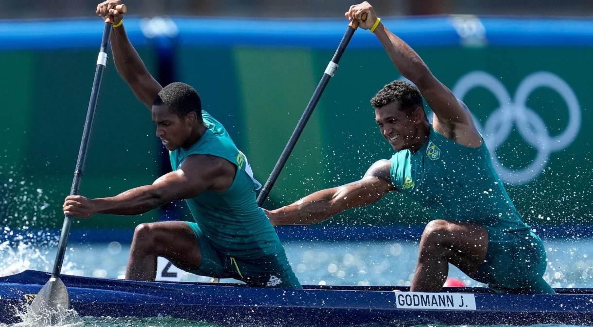Jacky Godmann e Isaquias Queiroz na semifinal da canoagem, em Tóquio