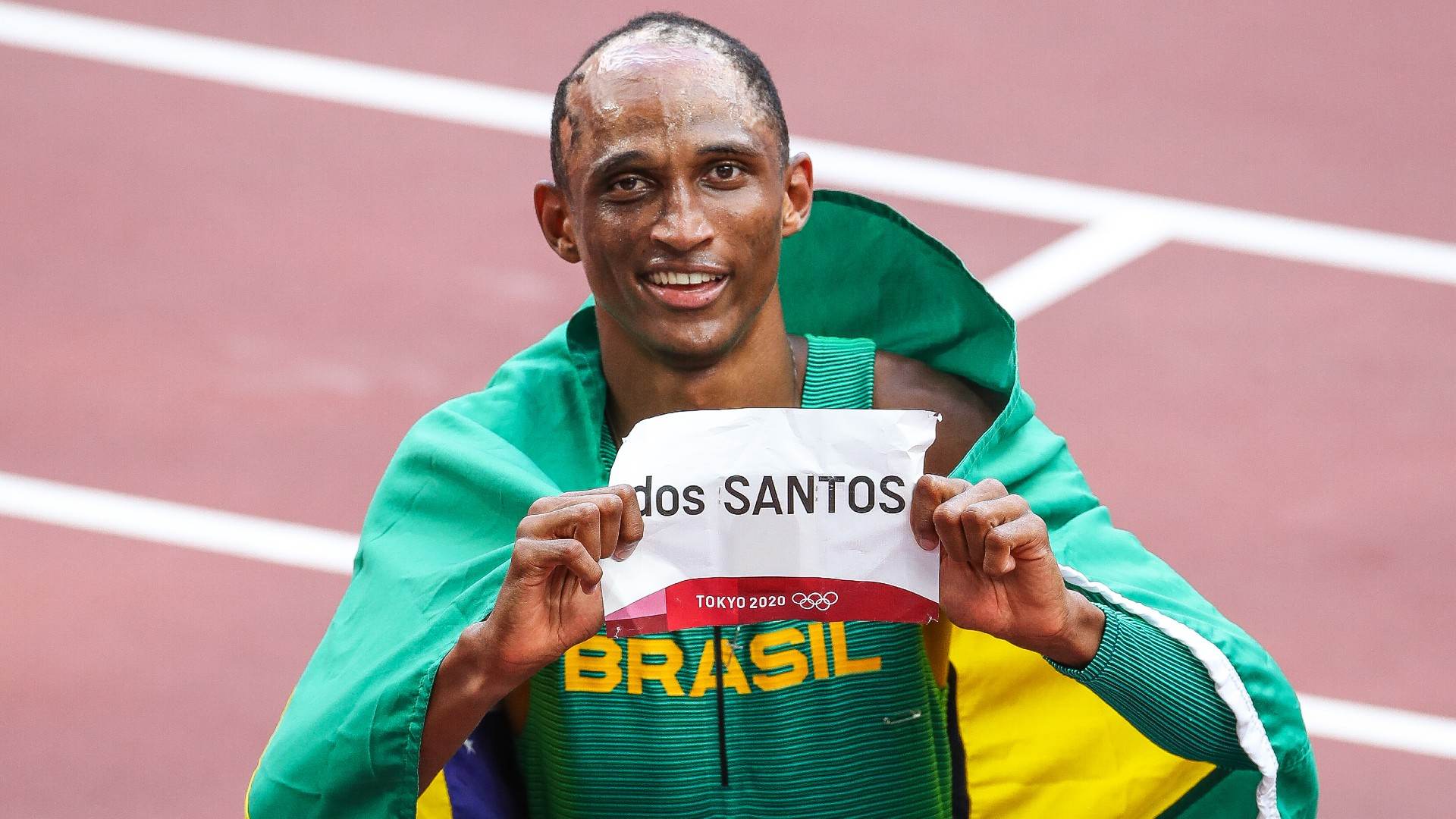 Alison dos Santos comemora o bronze nos 400m com barreiras