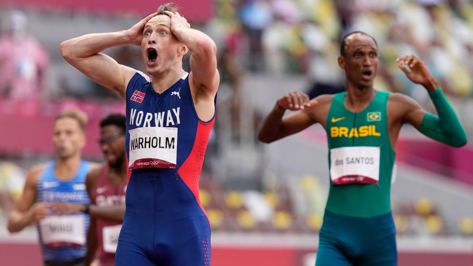 Karsten Warholm e Alison dos Santos na chegada da final dos 400m com barreiras