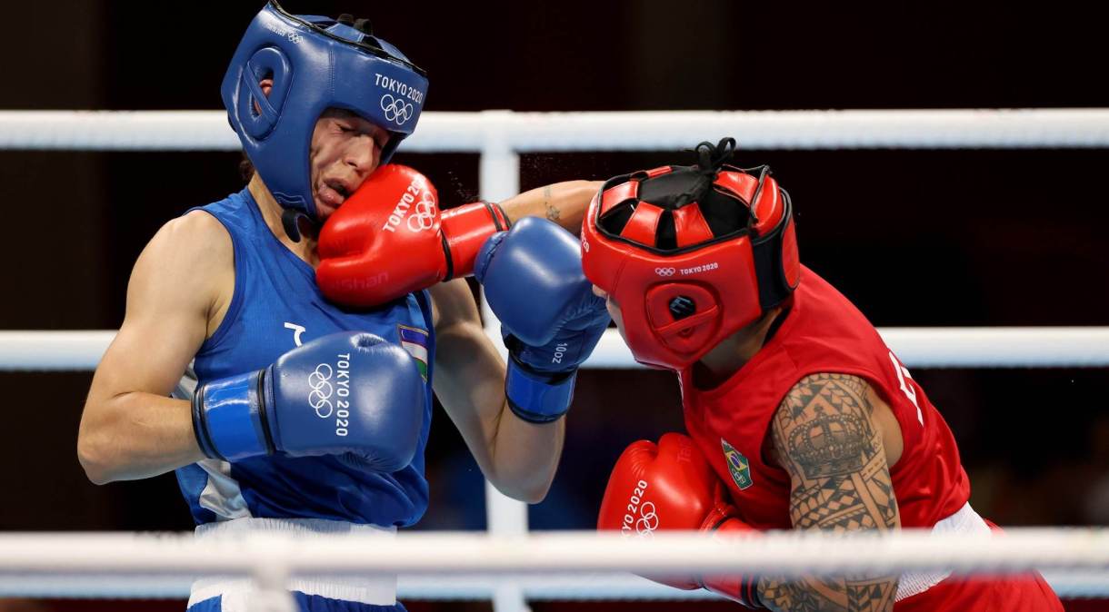 Bia Ferreira (D) golpeia Raykhona Kodirova, do Uzbequistão, em luta vencida de forma unânime pela brasileira