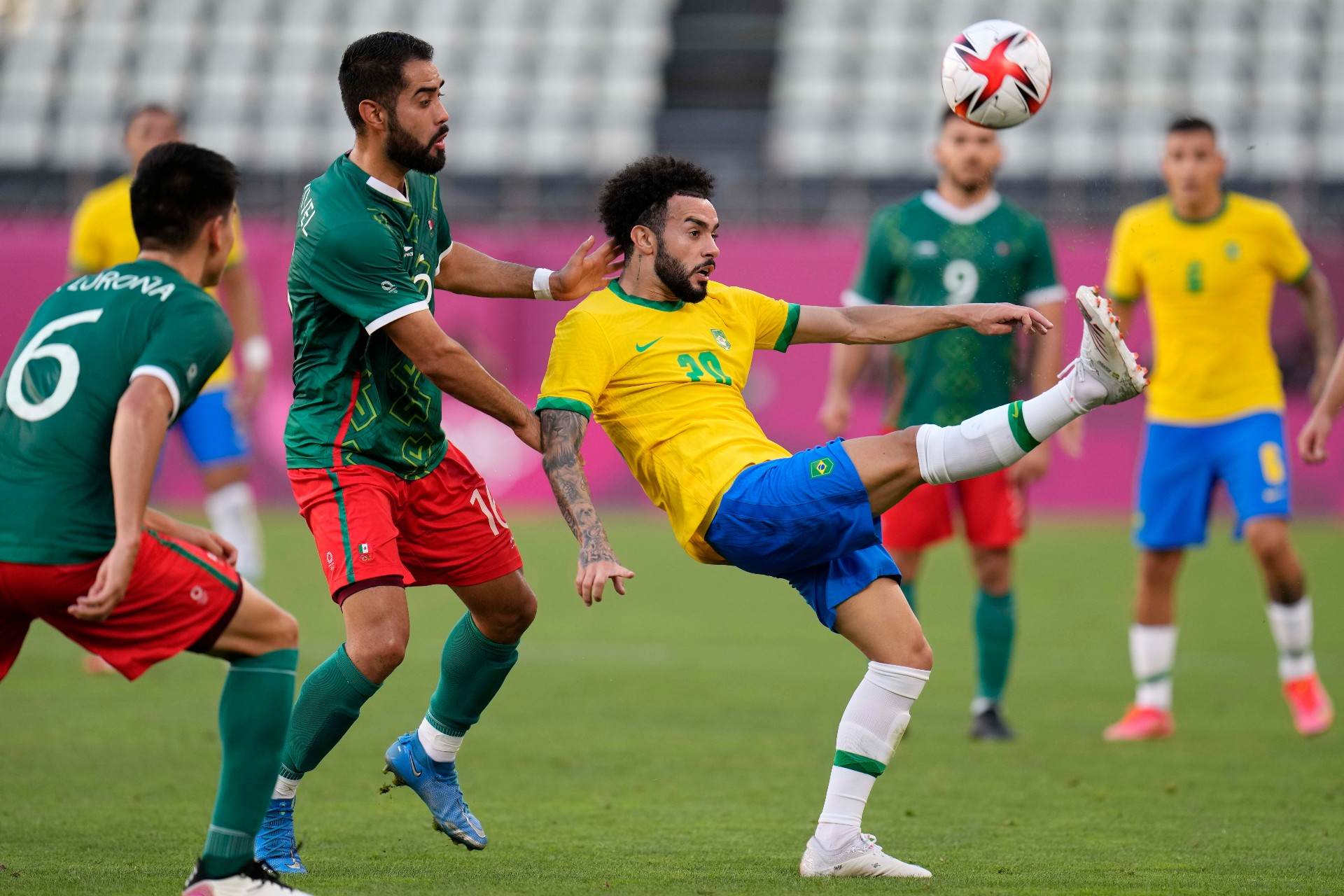 Claudinho disputa bola com Joaquín Esquivel, do México, na semifinal do futebol 