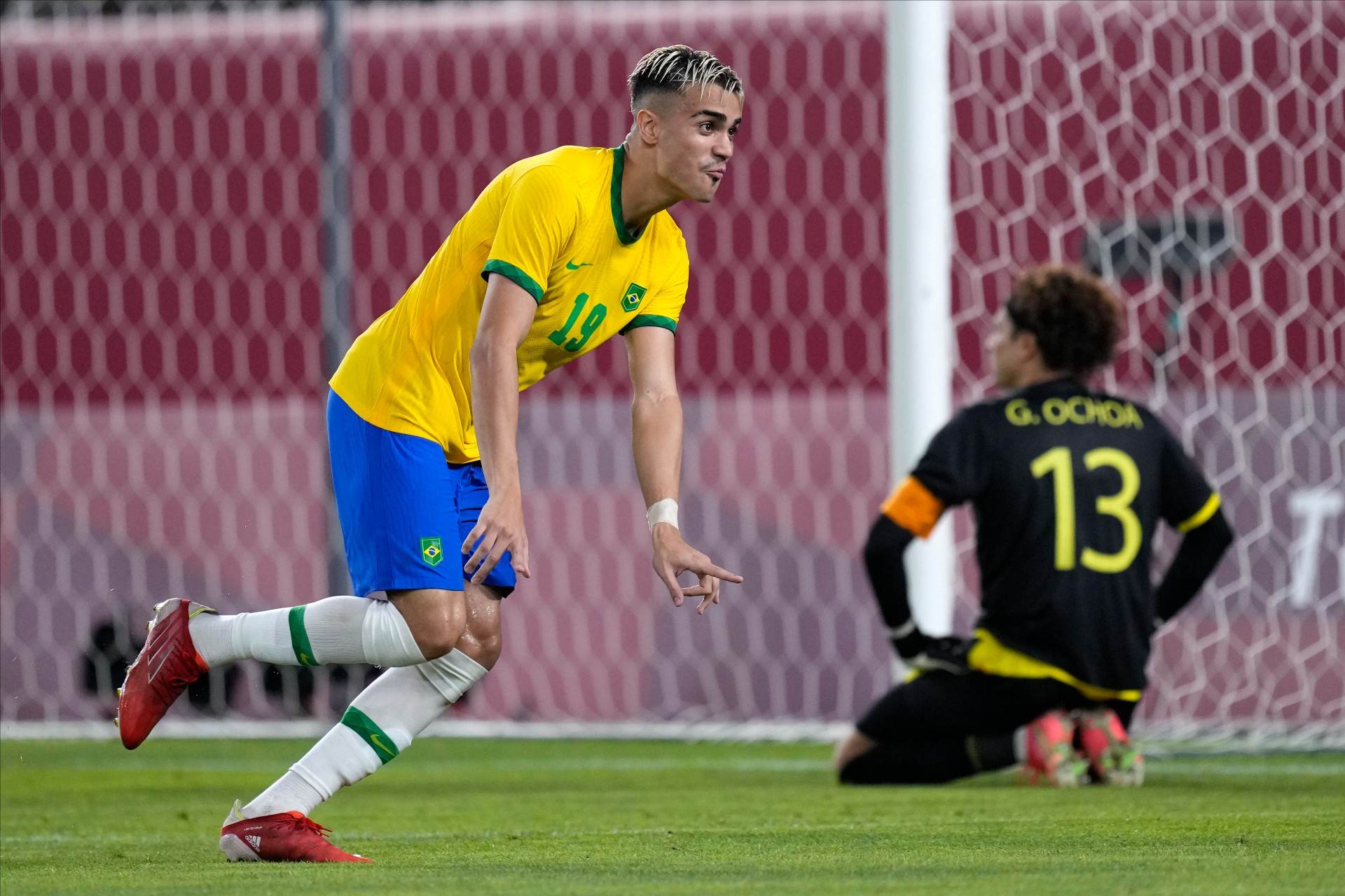 Reinier converteu 4ª cobrança de pênalti do Brasil contra o México vaga na final