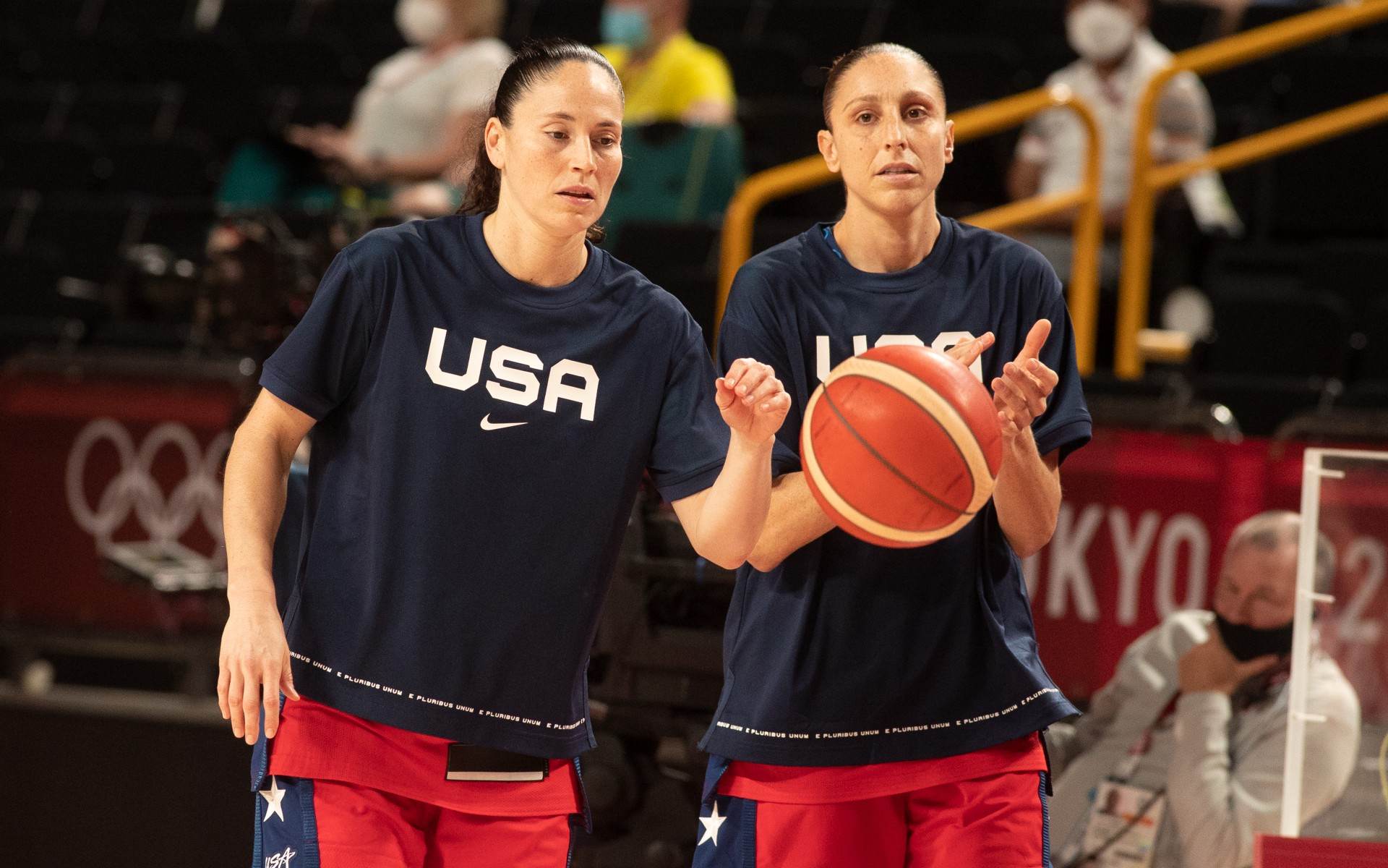 Sue Bird e Diana Taurasi, dos EUA, na fase preliminar do basquete feminino