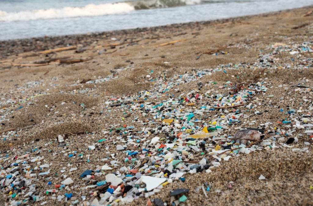 Tempestade traz plástico e microplástico para areias de praia da Itália: mundo produz cerca de 400 milhões de toneladas de plástico por ano