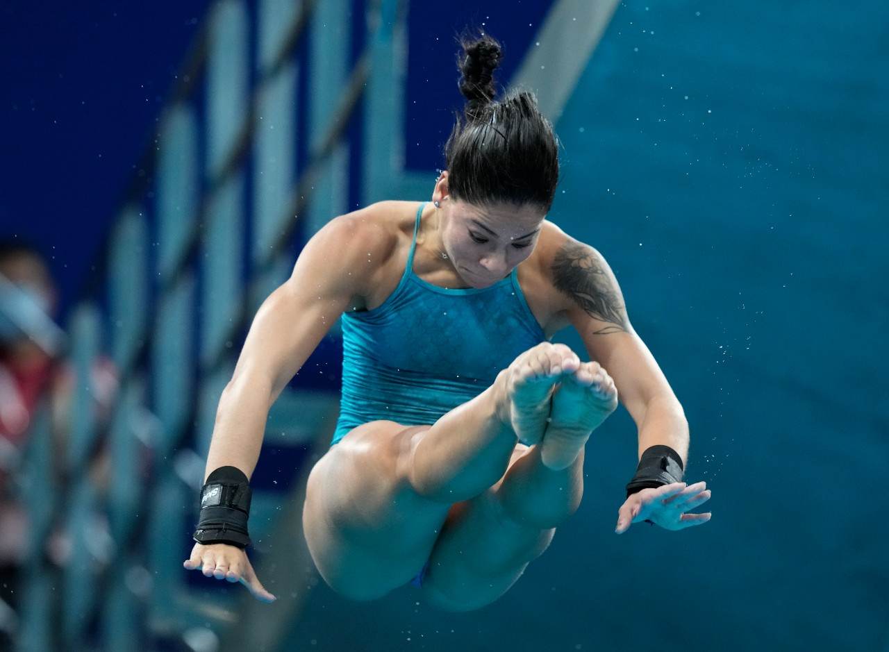 Ingrid Oliveira segura as pernas durante salto ornamental nas Olimpíadas