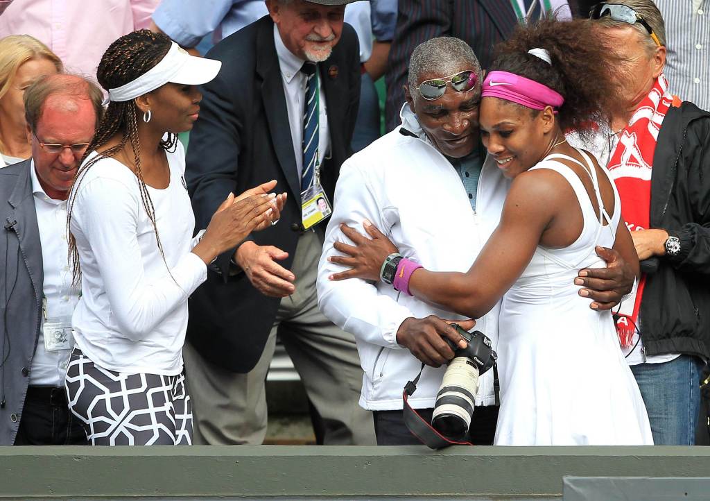 Serena Williams comemora com pai, Richard, e irmã, Venus, conquista de Wimbledon