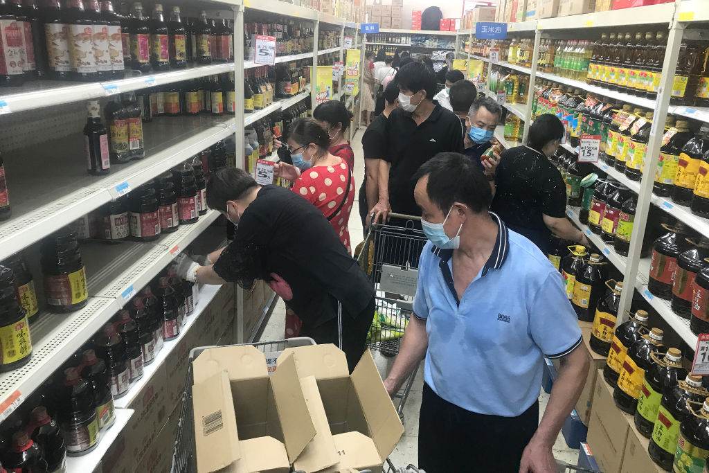 Cidadãos de Wuhan esvaziam prateleiras de mercados