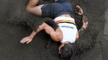 Queda espetacular de atleta belga, celebrações com a conclusão de modalidade e as preparações no atletismo renderam algumas das melhores fotos do dia