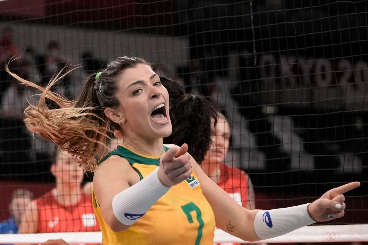 Brasileira Rosamaria grita e gesticula em jogo de vôlei, com a rede ao fundo