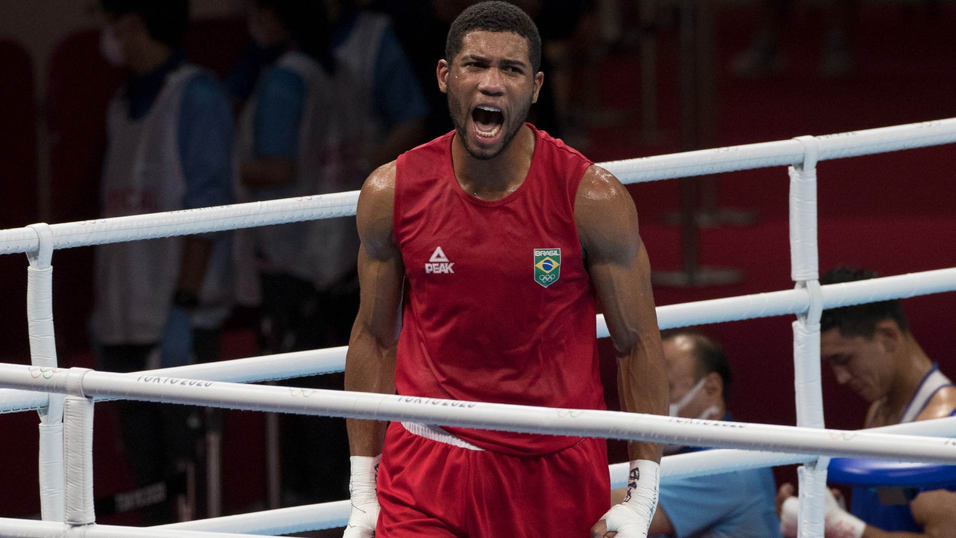 Com bronze garantido, Hebert Conceição tenta ir à final dos peso-médio no boxe