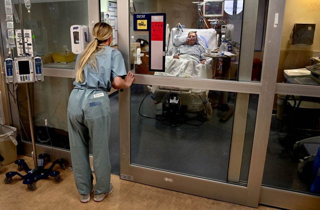 Enfermeira acompanha paciente internada por Covid-19 em hospital de Miami, Flórida