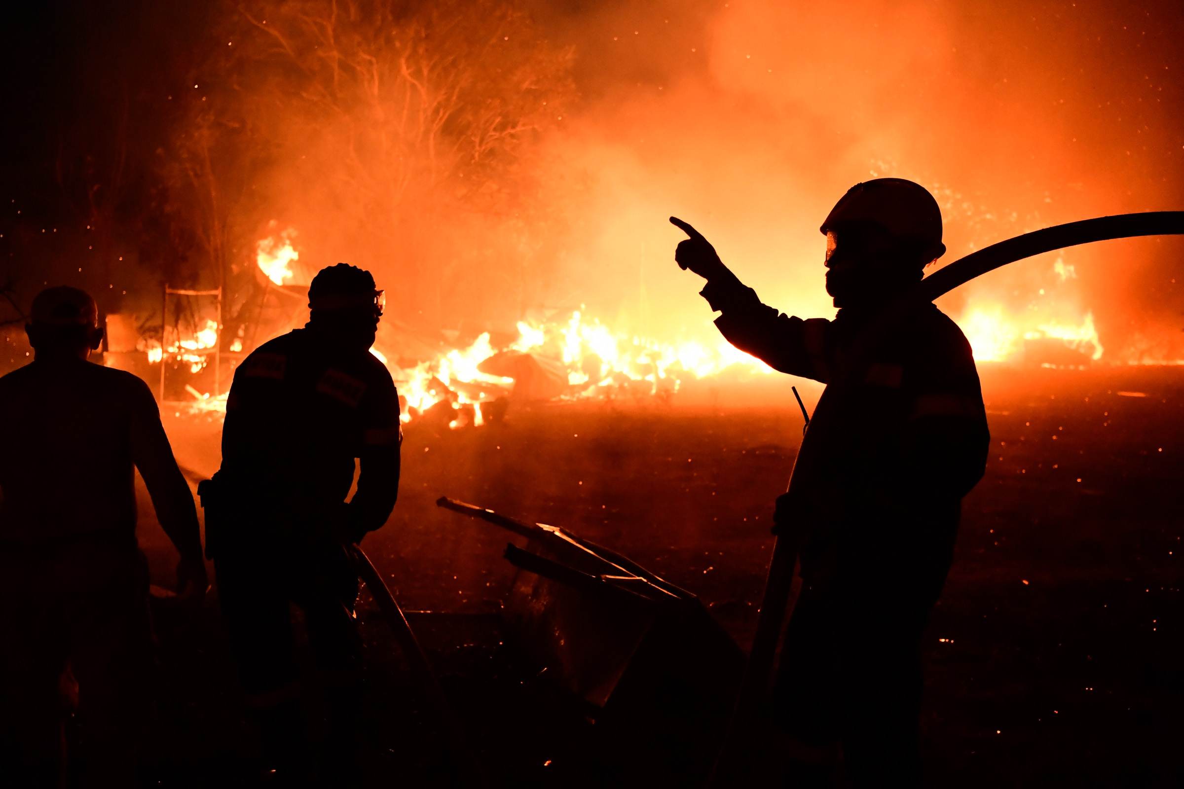 Um incêndio atinge uma casa na área de Adames, no norte de Atenas, na Grécia